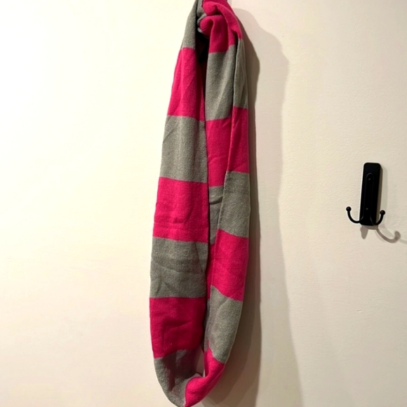 Nwot knit infinity scarf - Picture 5 of 7